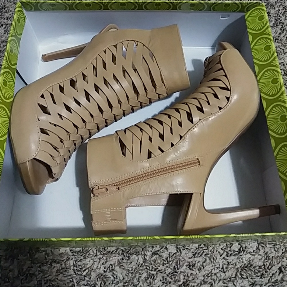 Shoes - Picture 2 of 4